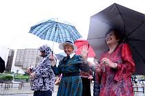 Pršelo jako z konve, ale dámy z litvínovského klubu seniorů neváhaly. V sobotu 26. září přijely na náměstí do Mostu a na podiu udělaly módní přehlídku.