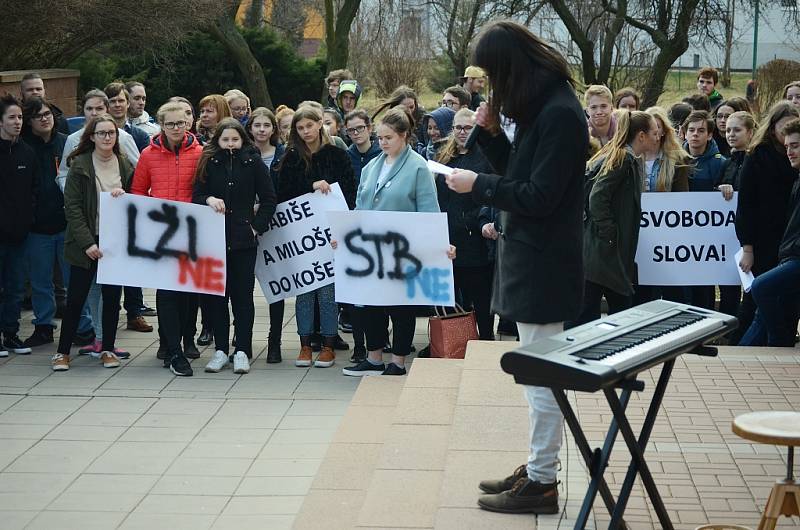 Výstražná stávka studentstva na mosteckém gymnáziu. Podporuje iniciativu #VyjdiVen