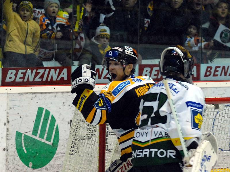 Úvodní zápas play off hokejové extraligy mezi Litvínovem a Karlovými Vary.