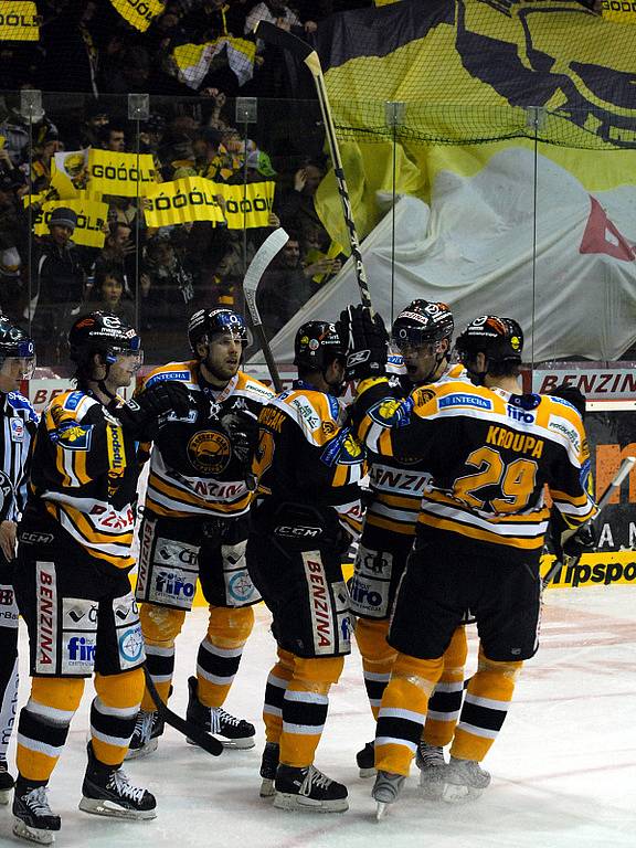 Úvodní zápas play off hokejové extraligy mezi Litvínovem a Karlovými Vary.