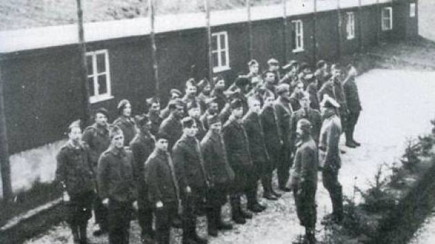Francouzští zajatci z Arbeitskommanda 10 při nástupu v Hoře Svaté Kateřiny. 
