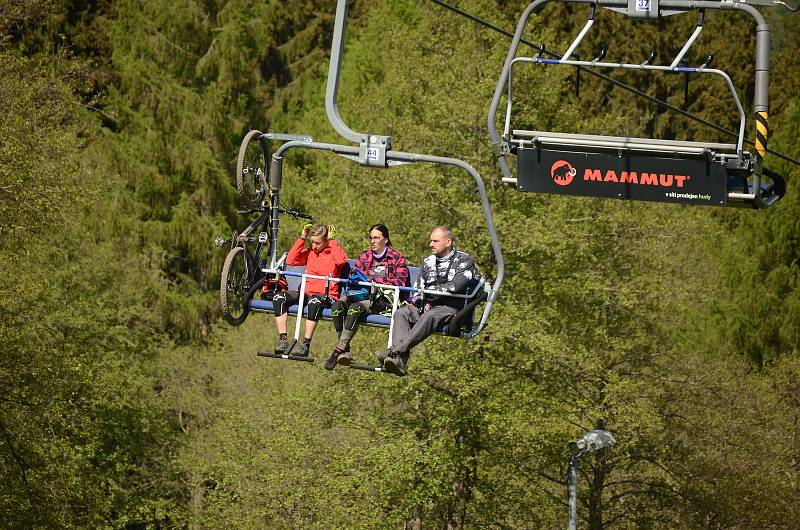 Lidé si užívají čerstvého vzduchu a zábavu ve Sport areálu Klíny, který v květnu zahájil letní sezonu.