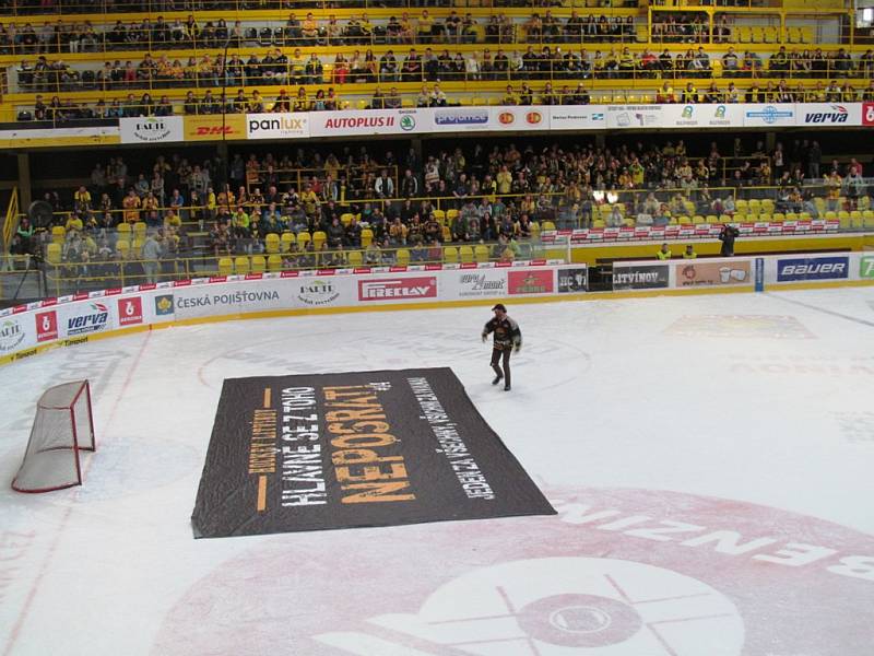 Na litvínovském zimním stadionu se přenášel pátý finálový zápas. Pro fanoušky to byla hodně náročná šichta.