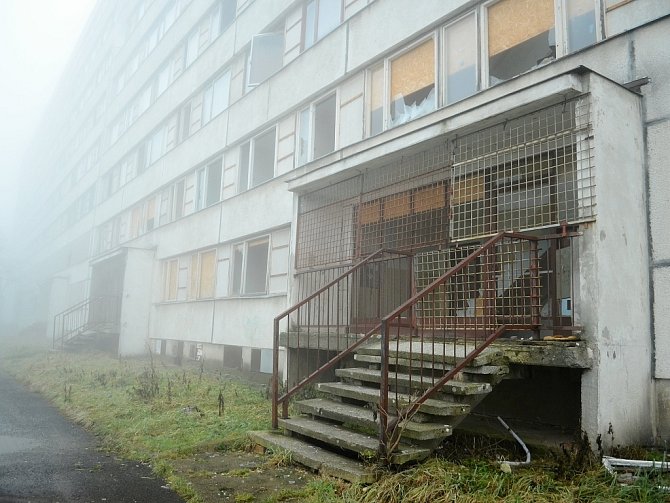 Na sídlišti Janov v Litvínově přibylo domů s poškozenými byty, kde už nikdo nebydlí.