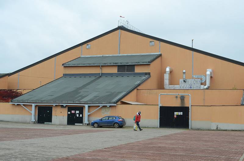 Zimní stadion v Mostě je zavřený, ve čtvrtek 12. listopadu vypadal opuštěně.