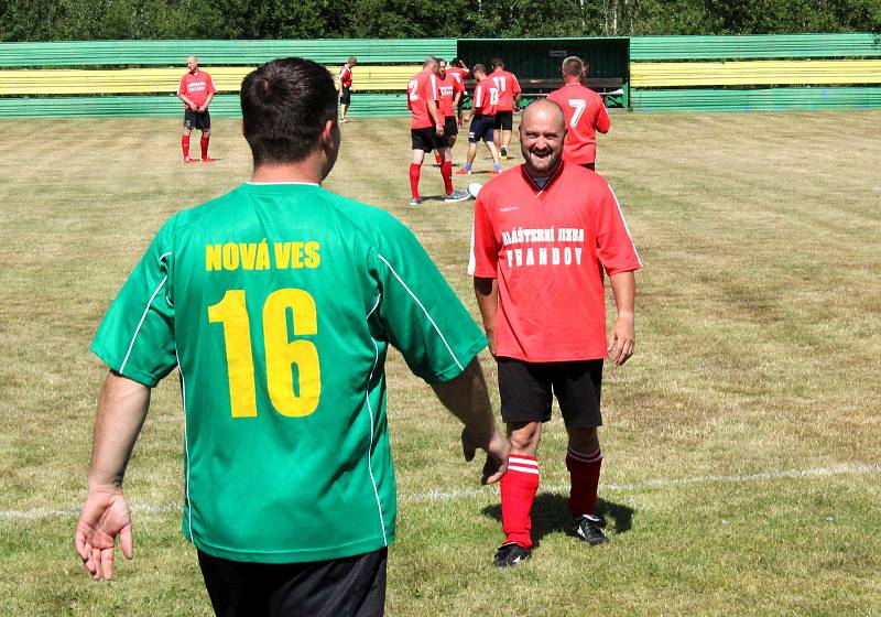 Fotbalové utkání mezi krušnohorskými jedenáctkami zažila v sobotu obec Brandov. Na zdejším hřišti se odehrálo Sportovní a kulturní odpoledne. V hlavní roli byl fotbal a utkání mezi domácím Brandovem a nedalekou Novou Vsí v Horách. Týmy vedli jako kapitáni