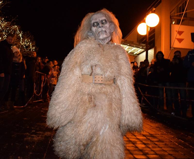 Krampus show na 1. náměstí v Mostě