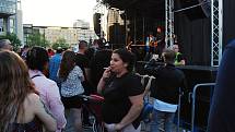 Večer v sobotu 14. května vyvrcholil Food festival v centru Mostu, kde na závěr vystoupili kapela Gaia Mesiah a po ní zpěvák Michal Hrůza.