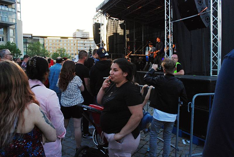 Večer v sobotu 14. května vyvrcholil Food festival v centru Mostu, kde na závěr vystoupili kapela Gaia Mesiah a po ní zpěvák Michal Hrůza.