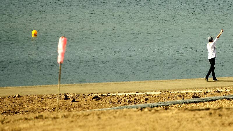 Jezero Most se už stává atrakcí, přestože přístup k vodě ještě není povolen kvůli výstavbě rekreačního zázemí na pobřeží.