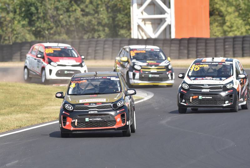 Nedělní deštivé závody na mosteckém autodromu.