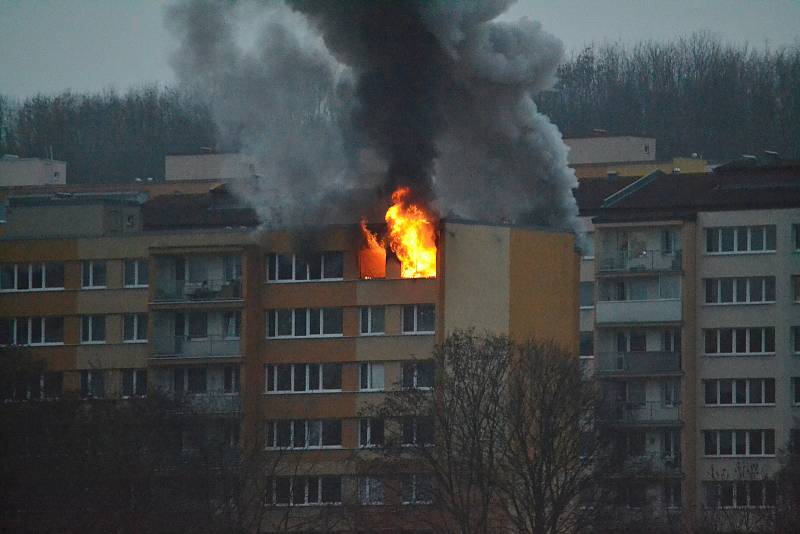 Požár bytu v ulici Jana Kubelíka v Mostě v úterý 22. listopadu. 