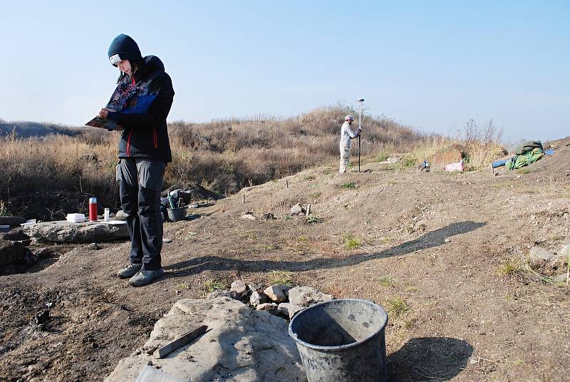 Archeologické naleziště Nesvětice. Výzkum lokality s pohřebištěm a vesnicí byl přerušen 29. října 2021, na jaře 2022, po zimní pauze, budou práce v terénu obnoveny.