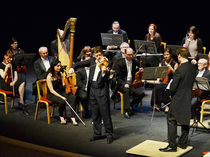 Houslový virtuos Ivan Ženatý zahrál v mosteckém divadle na závěrečném koncertu 25. sezony Festivalového orchestru Petra Macka. Ovace sklidili i flétnistka Isabelle Prain, harfista Lukáš Dobrodinský a Martin Lebel.