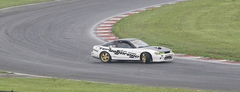 Drifteři na mosteckém autodromu.