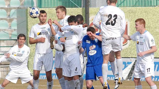 Fotbalisté Mostu (v bílém) proti Znojmu vyšli letos poprvé brankově naprázdno.