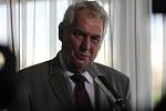 Miloš Zeman na mosteckém hipodromu při brífinku s novináři.