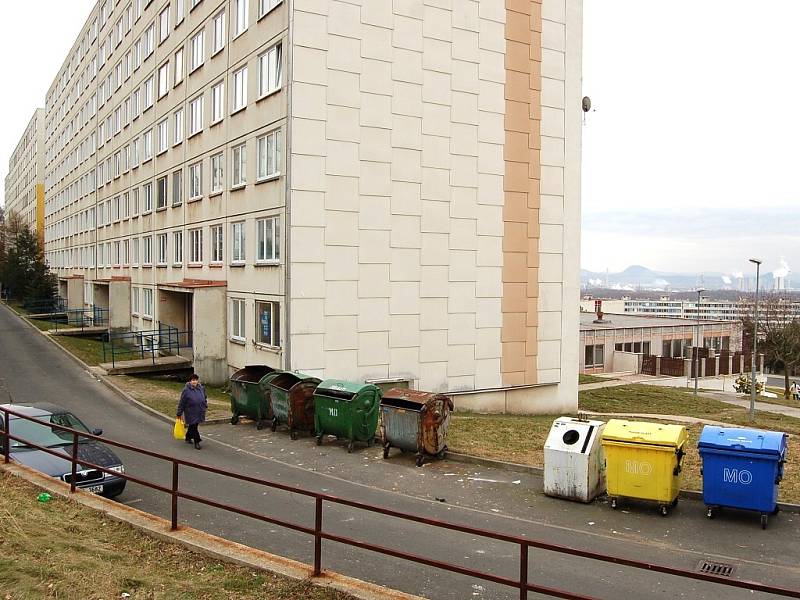 Sídliště Janov. Zdálky sympatické místo těsně pod kopci Krušných hor.