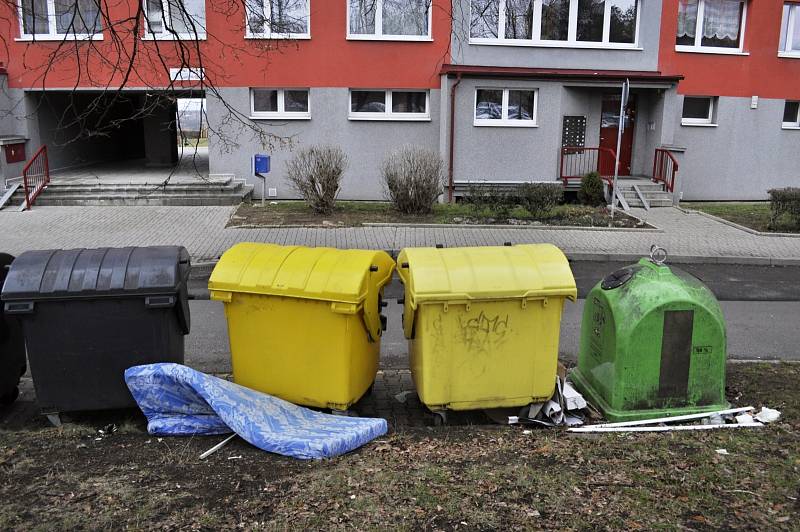 Popelnice bez přístřešků v Mostě vypadají hrozně, jako pěst na oko