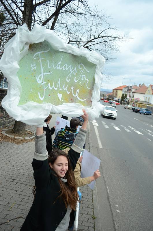 Mládež v Mostě podpořila stávkou švédskou školačku, která varuje před ničením planety
