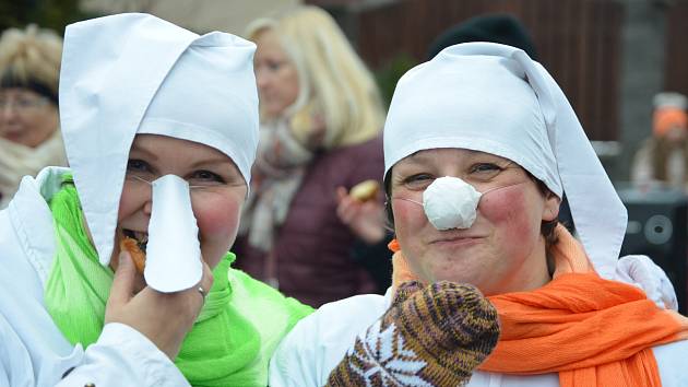 V mostecké venkovské části Vtelno vyrazilo v sobotu odpoledne do ulic téměř dvě stě lidí na masopustní průvod v čele s koňským spřežením. Lidé v maskách i bez se zastavovali u domů, kde dostávali pohoštění. Medvěd si zatančil s hostitelkami. Již tradiční 