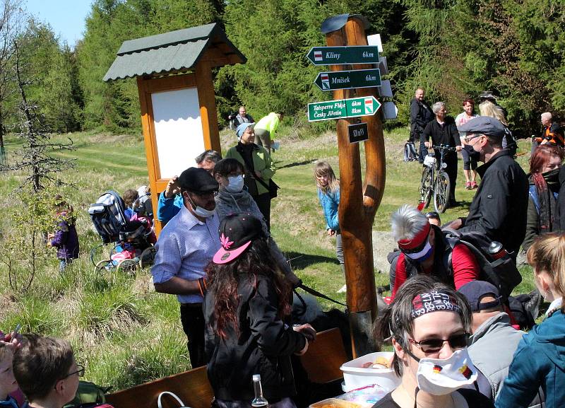 V sobotu 16. května státní hranice opět na chvíli nerozdělovala, ale spojovala. Lidé z pohraničí, kteří chtějí konec uzavřených hranic, se podruhé sešli. Na Mostecku se tak stalo nedaleko krušnohorské obce Klíny.