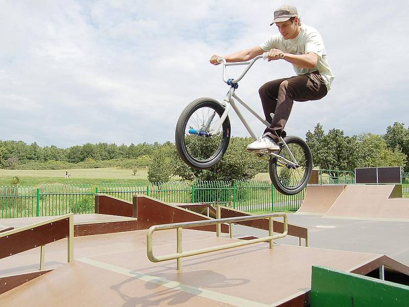 Mladý jezdec dovádí na kole v mosteckém skateparku.