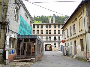 Bývalá přádelna bavlny a tkalcovna značky Marbach Null v Šumné je památkou od roku 1958.