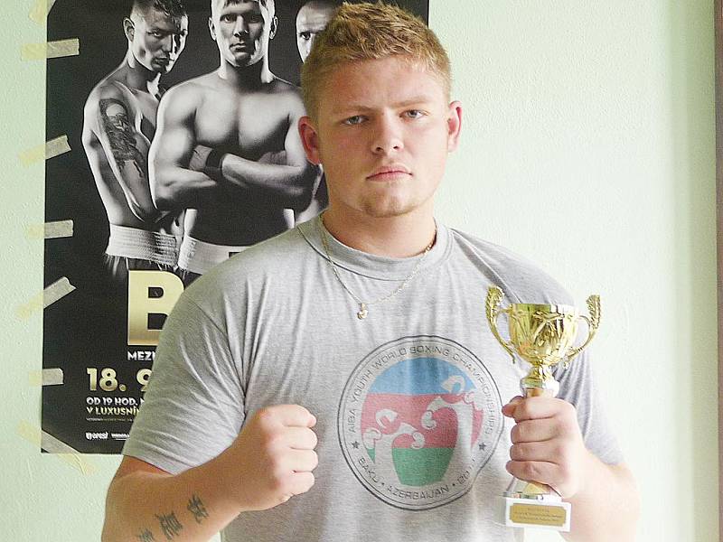 Český boxerský juniorský reprezentant Karel Krajník má na svém kontě další úspěch. Dařilo se mu na mezinárodním turnaji v Sokolově, kde v konkurenci borců z Česka, Polska a Německa vyhrál putovní pohár města Sokolova.