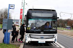 Most testuje vodíkový autobus v ostrém provozu MHD.