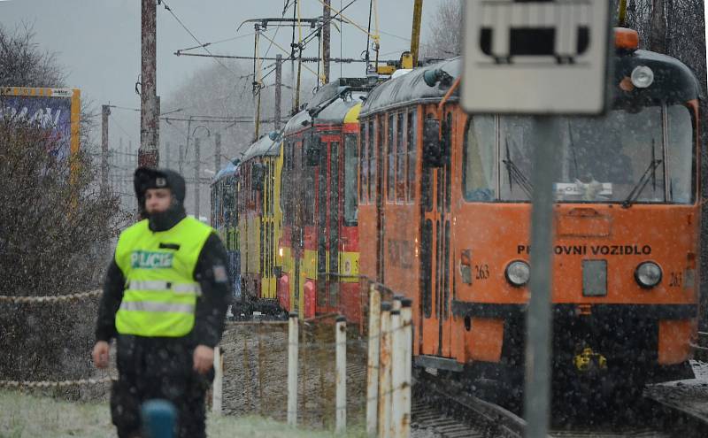 Kolem půl osmé do sebe u nádraží v Mostě nabouraly osvětlená Vánoční tramvaj a osobní auto.