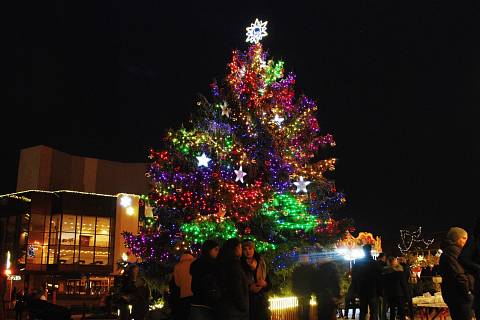 Vánoční strom na 1. náměstí v Mostě