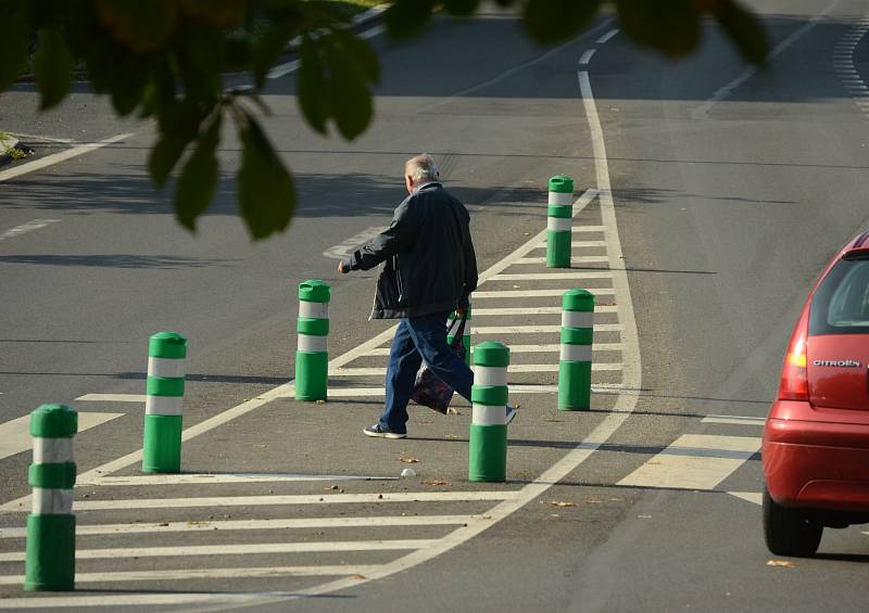 Zelené sloupky, balisety, na silnicích v ulicích Františka Halase a Bělehradská v Mostě zůstanou