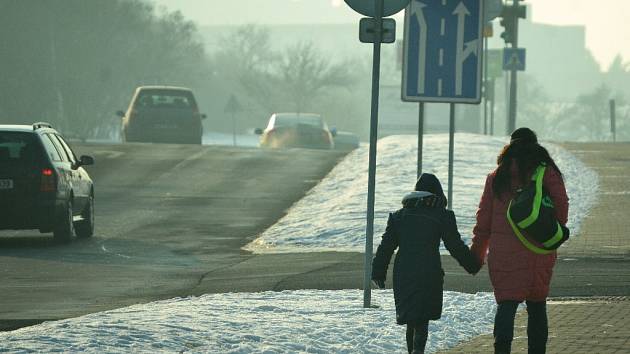 Pondělní dopoledne poblíž centra Mostu. Ke znečištění přispívá automobilová doprava.