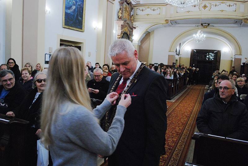 Ceremoniál k výročí 30 let založení Schola Humanitas se konal v litvínovském kostele.