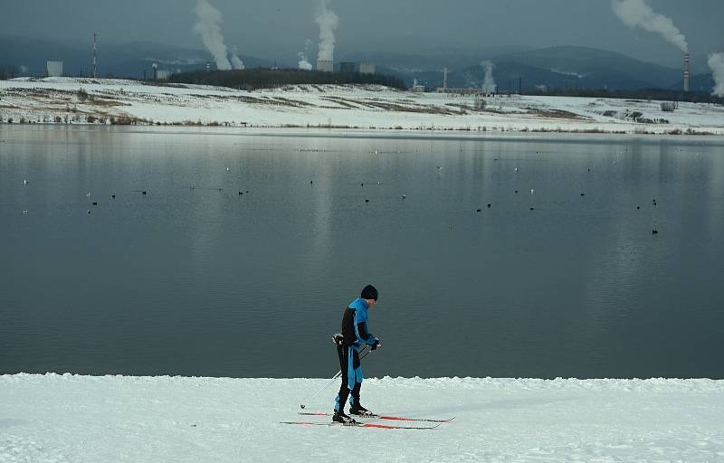 Jezero Most v sobotu odpoledne 13. února 2021.