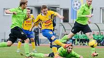 Varnsdorf (ve žlutém) ovládl derby vysoko 4:0.