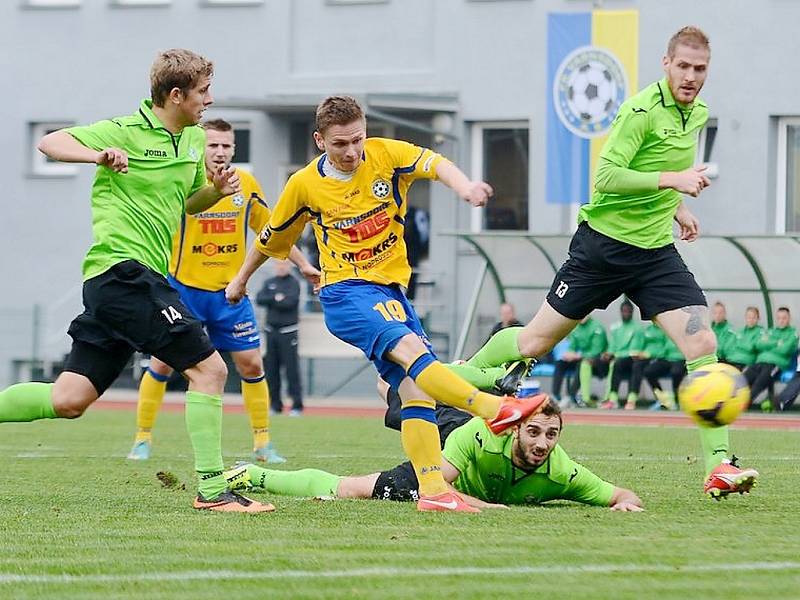 Varnsdorf (ve žlutém) ovládl derby vysoko 4:0.