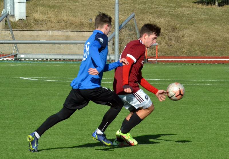 Most (v modrém) a Sparta Praha U19.