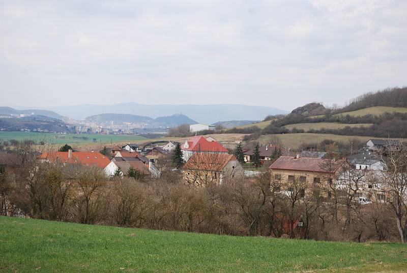 Obec Lužice, která má svou mateřskou školu, leží v CHKO České středohoří.