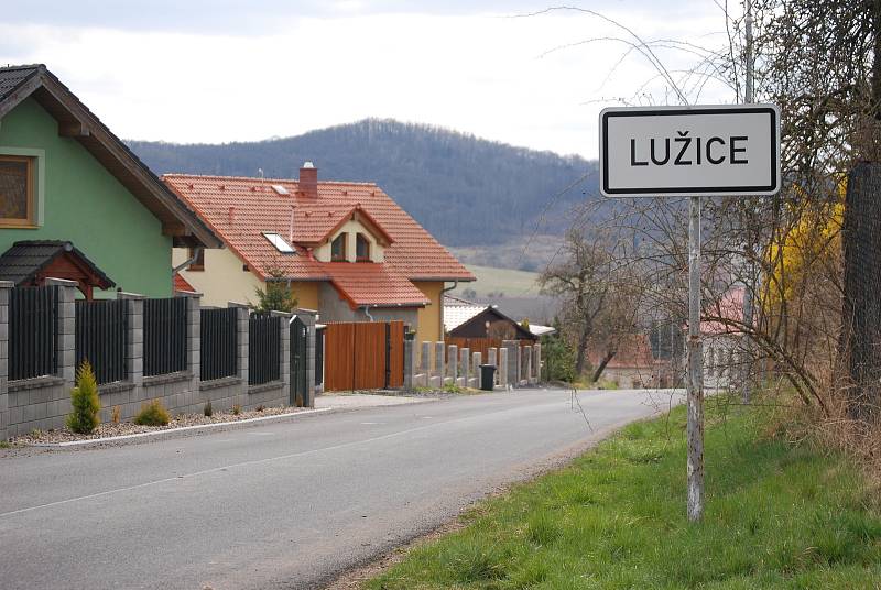 Obec Lužice.