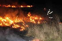 Hasiči zasahovali u požáru travního porostu u mosteckých Rudolic