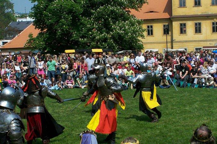 Nejen skupina historického šermu Briganti má problémy s generační výměnou a snaží se najít nové mladší členy. 