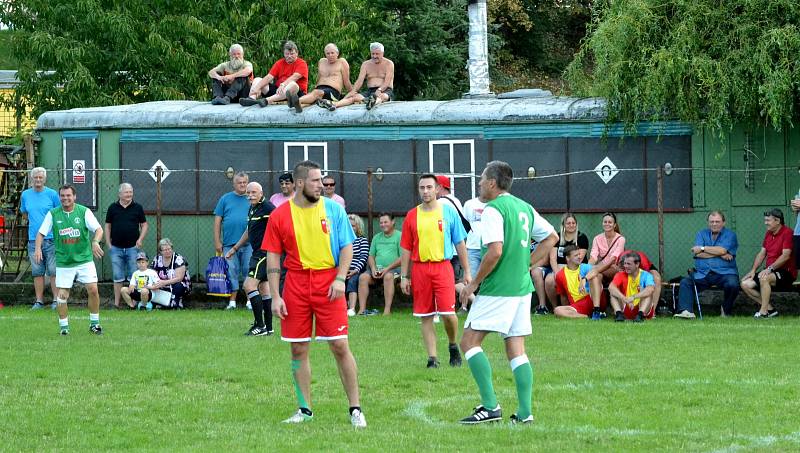 Poslední zápas Pepíka Ká v Patokryjích a utkání staré gardy Bohemians Praha (v zeleném) proti místním