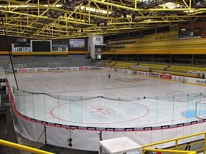 Zimní stadion se možná zaplní i během venkovních zápasů. Klub je chce vysílat na obrazovce.