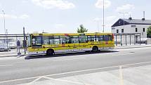 Autobus MHD na nádraží v Litvínově.