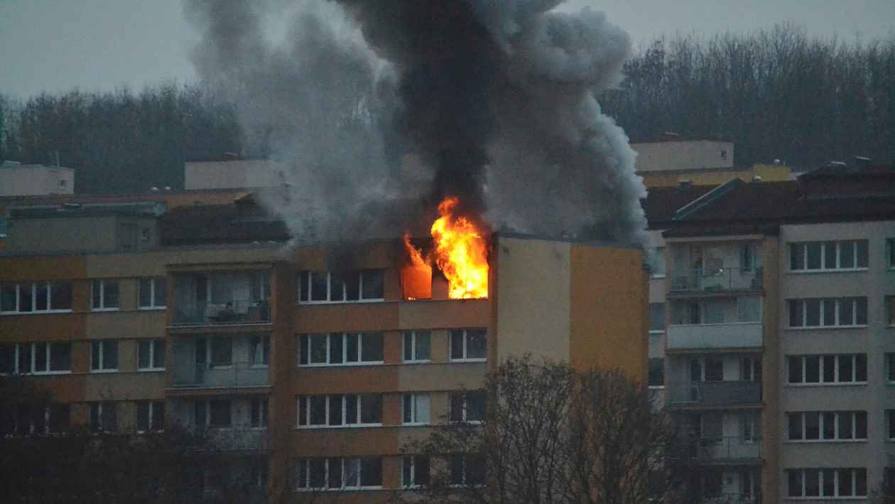 Požár bytu v paneláku na sídlišti v Mostě: Hasiči evakuovali 29 lidí