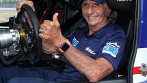 Emerson Fittipaldi při návštěvě Autodromu Most v srpnu 2020.
