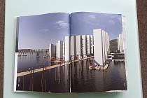 V mostecké knihovně si lze půjčit publikaci Jak se dělá město, která mimo ukazuje návrhy nového Mostu s využitím rekultivované krajiny.