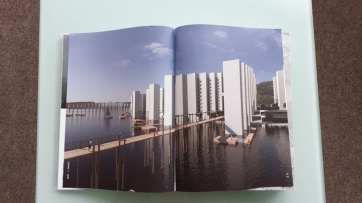 V mostecké knihovně si lze půjčit publikaci Jak se dělá město, která mimo ukazuje návrhy nového Mostu s využitím rekultivované krajiny.